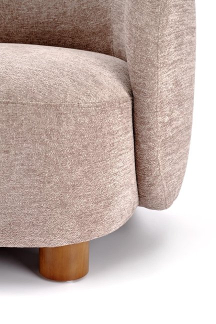 Designové křeslo BAKER — dřevo, látka, béžová