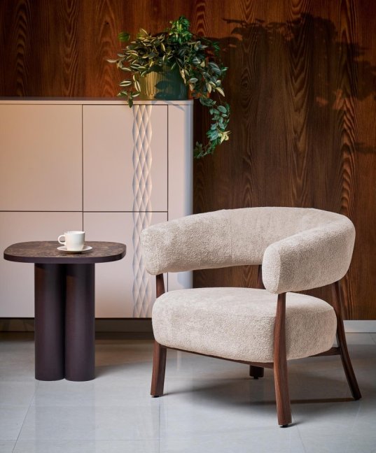 Designové křeslo UDON — kov, látka, cappuccino